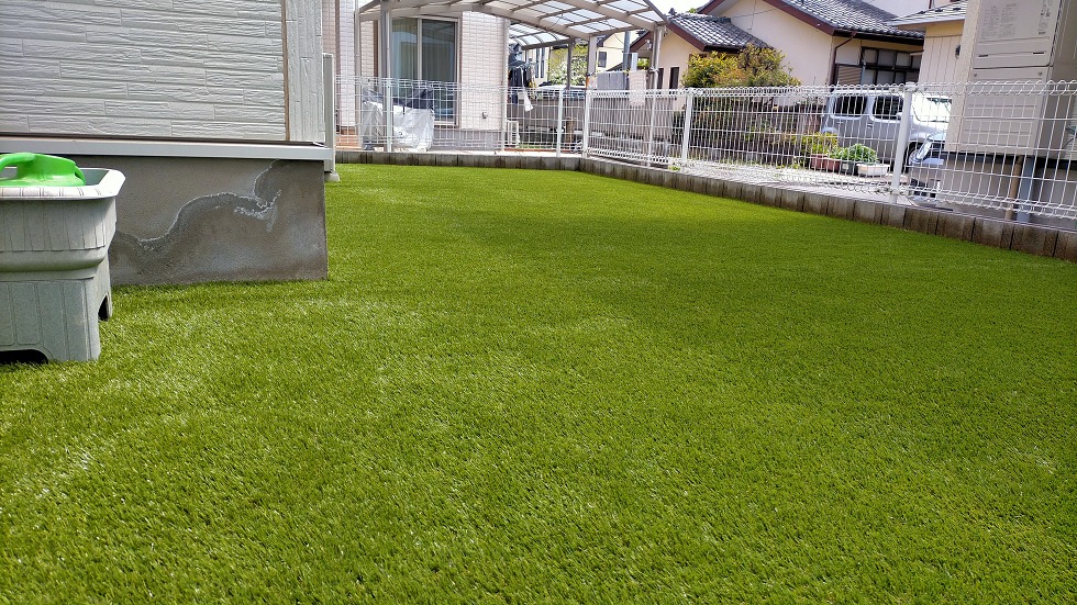 鴻巣市の庭、緑が鮮やかな人工芝が敷かれ安全な遊び場に
