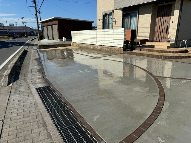 埼玉県神川町で施工した外構の駐車場コンクリート仕上げと目隠しフェンス